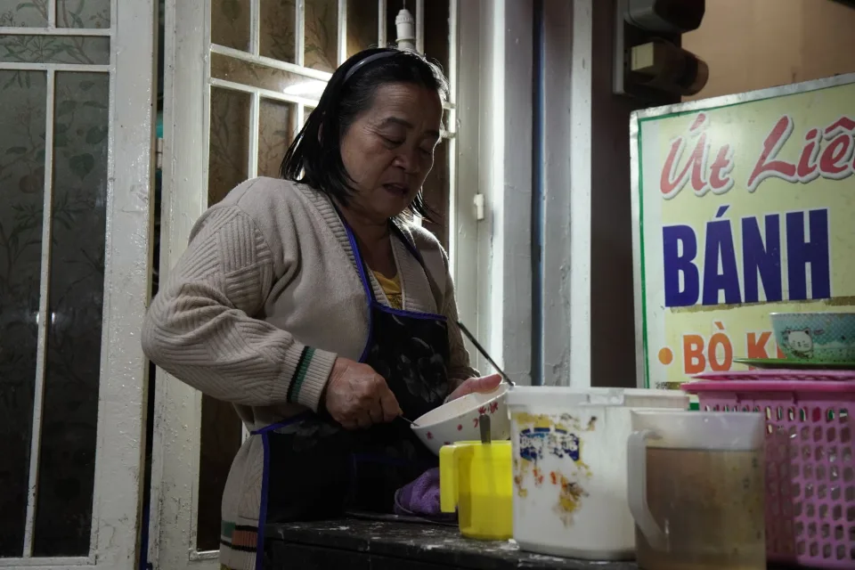 Đầu bếp đang chuẩn bị món